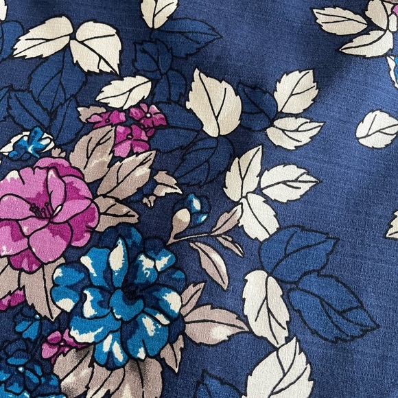 Ann Taylor Floral Lined Pencil Skirt
Side Zip Navy Blue Size 0 - Picture 2 of 9